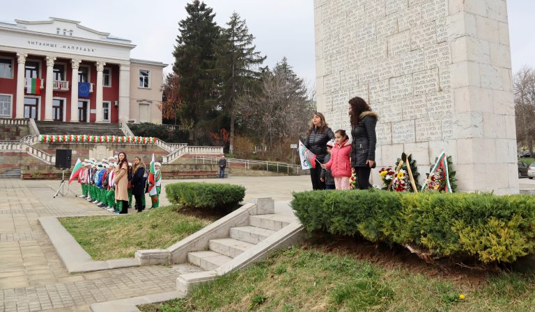 Признателните потомци отрупаха с цветя Паметника на загиналите в Лясковец