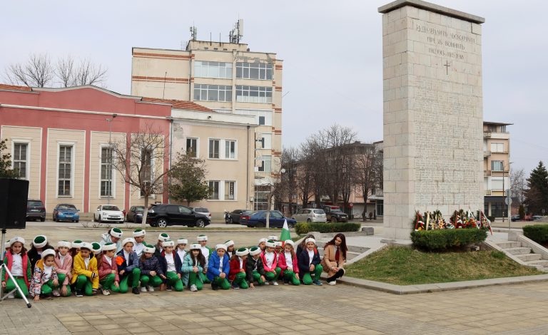 Признателните потомци отрупаха с цветя Паметника на загиналите в Лясковец