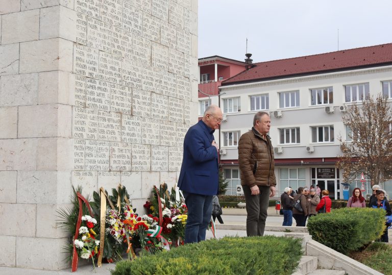 Признателните потомци отрупаха с цветя Паметника на загиналите в Лясковец