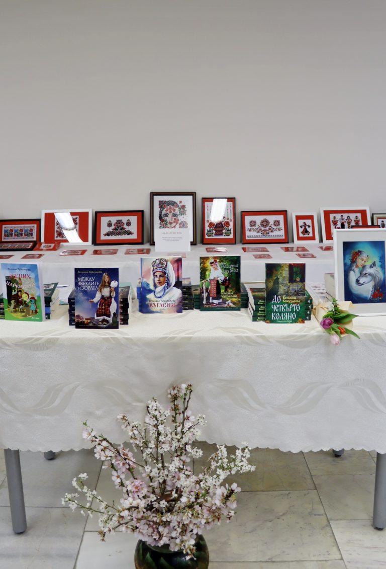 В навечерието на празника на жената в Лясковец две дами представиха творчеството си