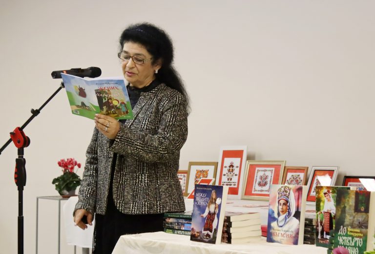 В навечерието на празника на жената в Лясковец две дами представиха творчеството си