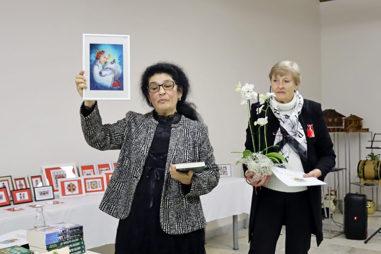 В навечерието на празника на жената в Лясковец две дами представиха творчеството си