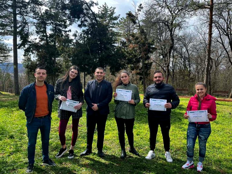 Общество | Младежите от ДПС засадиха фиданки в парк „Света гора“