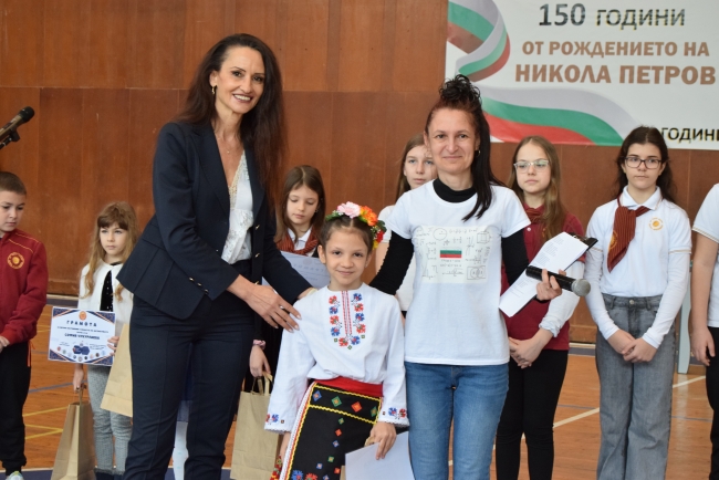 Горна Оряховица | Деца и родители се забавляваха на празник на математиката в Горна Оряховица