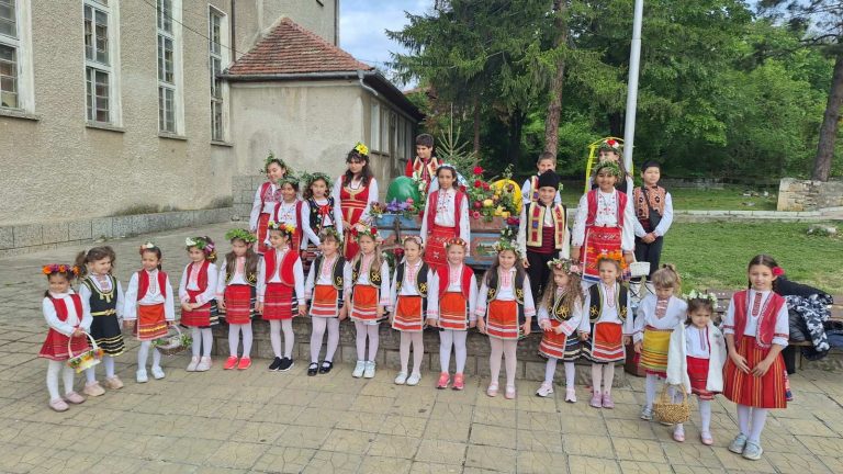Малки лазарки наричаха за здраве и берекет в Самоводене