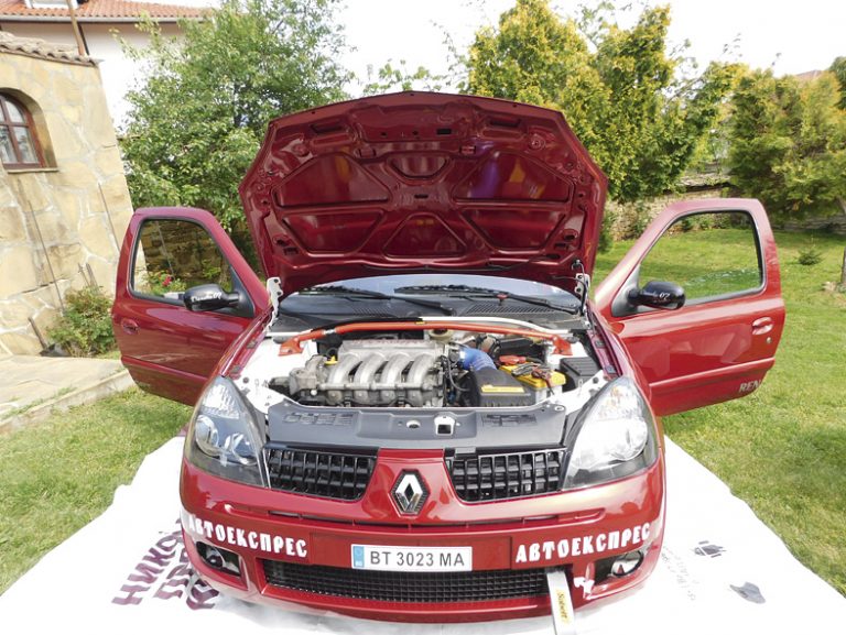 Емил Денев показа новия си автомобил, тръгва към своя 45-и състезателен сезон