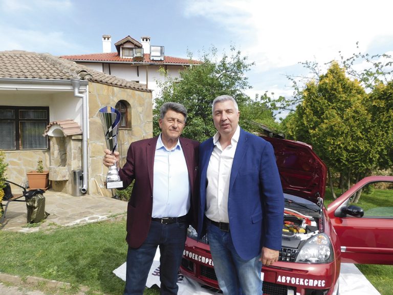 Емил Денев показа новия си автомобил, тръгва към своя 45-и състезателен сезон