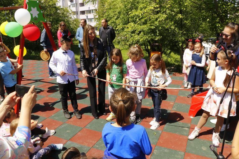 Общество | Нова детска площадка радва децата във великотърновския квартал „Бузлуджа“