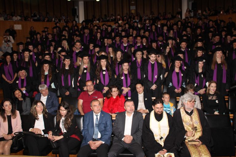 180 абсолвенти от Стопанския факултет на ВТУ получиха своите дипломи