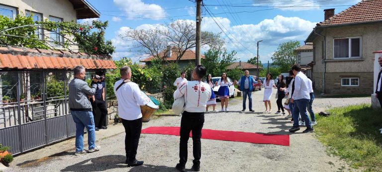 Общество | Абитуриенти играха хоро на червен килим пред класния си