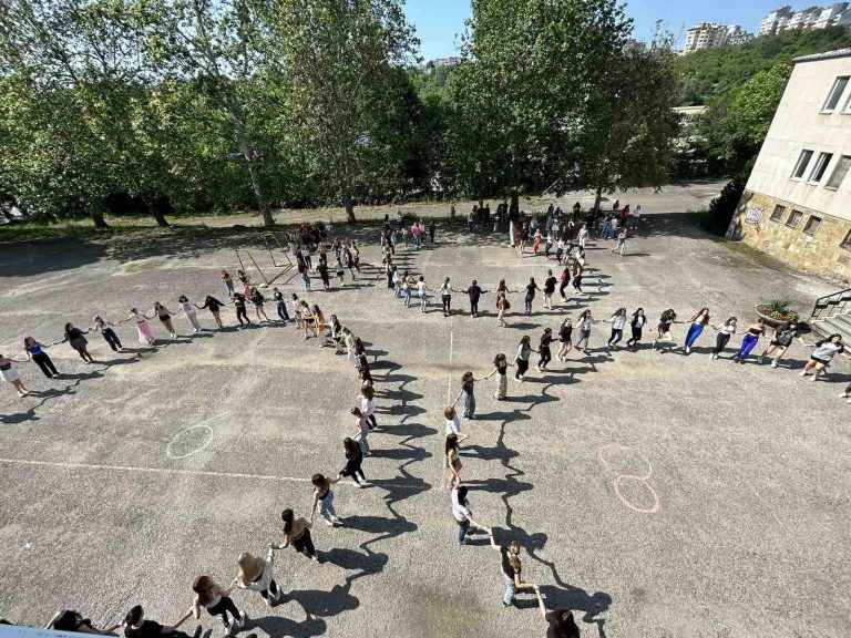 Общество | Традиция с народни танци в Езиковата гимназия
