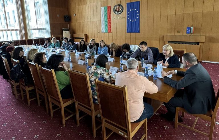 Горещи новини | Предизвикателствата в образователната система в областта обсъдиха експерти