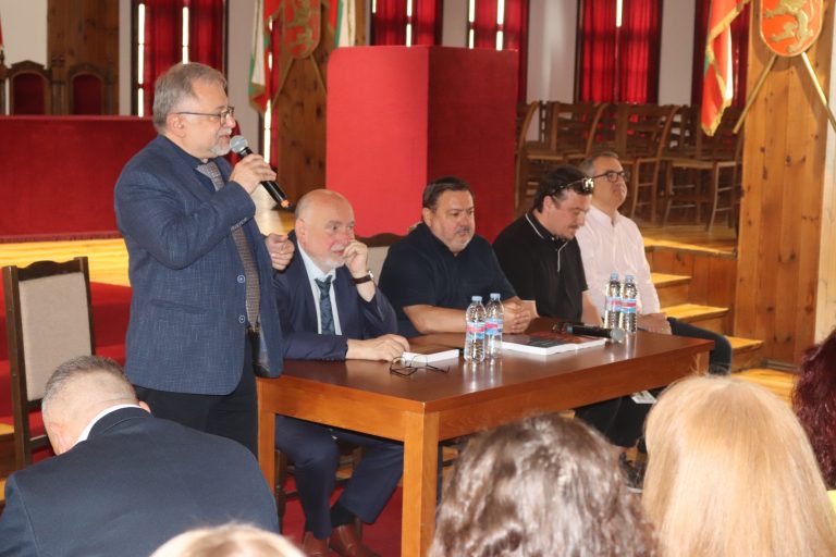 Горещи новини | Над 350 ученици слушаха за Търновската конституция в залата, в която е създадена