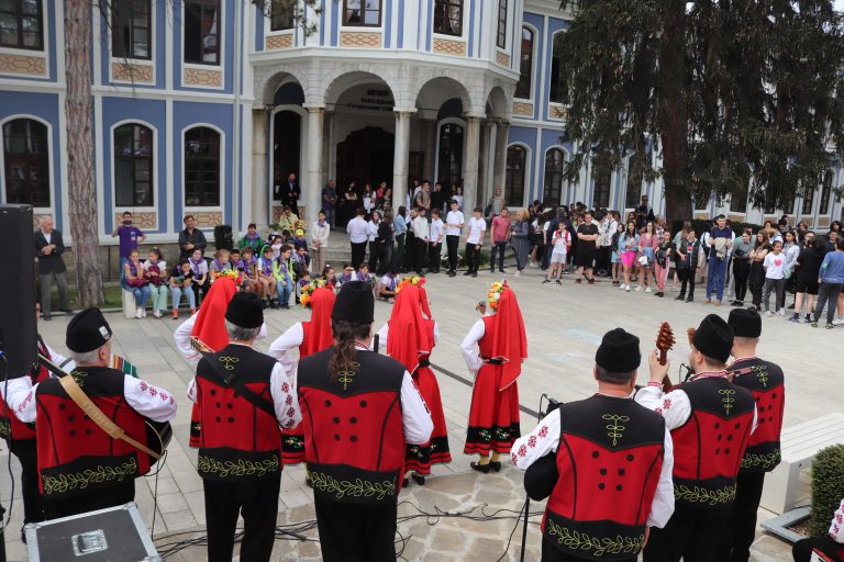 Над 350 ученици слушаха за Търновската конституция в залата, в която е създадена