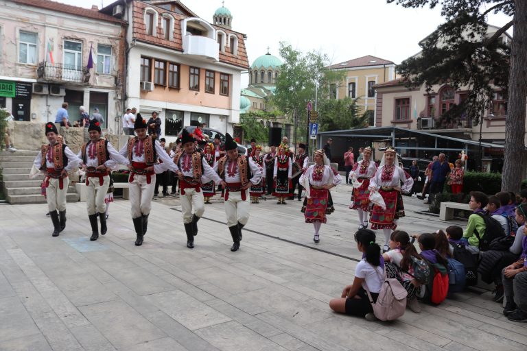 Над 350 ученици слушаха за Търновската конституция в залата, в която е създадена