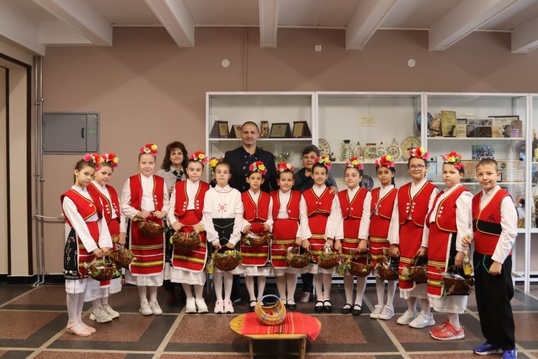 Лазарки не измениха на традицията и отново лазаруваха при местната власт в Лясковец