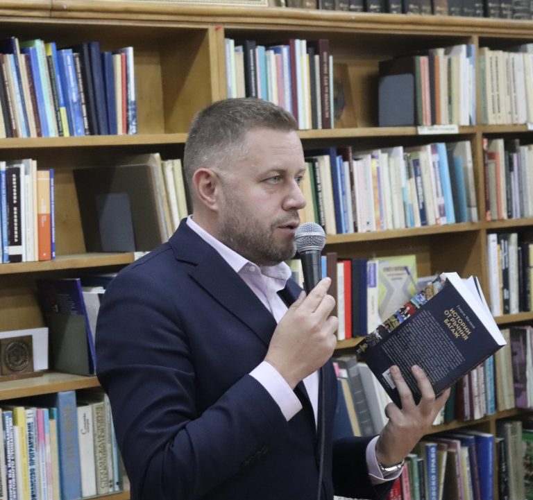 Журналистът Георги Милков изпил  2 литра светена вода на летището в Рим