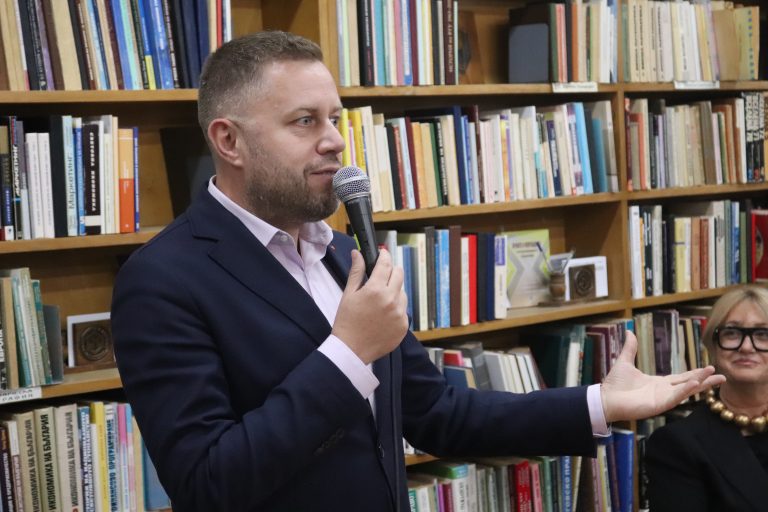 Журналистът Георги Милков изпил  2 литра светена вода на летището в Рим