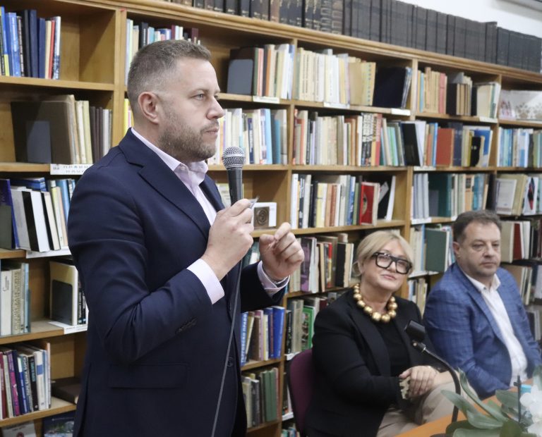 Общество | Журналистът Георги Милков изпил  2 литра светена вода на летището в Рим