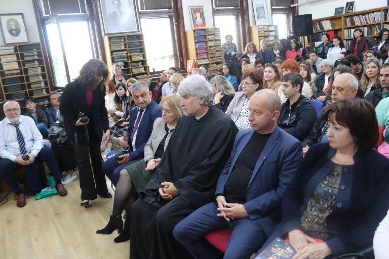 Журналистът Георги Милков изпил  2 литра светена вода на летището в Рим