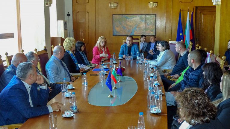 Общество | Два университета обединяват усилия за нови специалности  за кадри за леката индустрия във Велико Търново