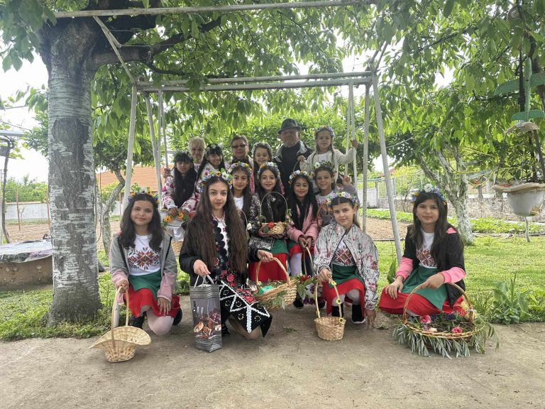 Малки лазарки обикаляха в павликенското село Стамболово