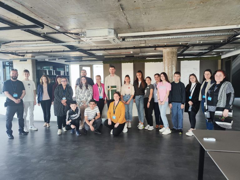 Ученици от ОУ „Бачо Киро“ посетиха аерокосмическо производство и БНТ