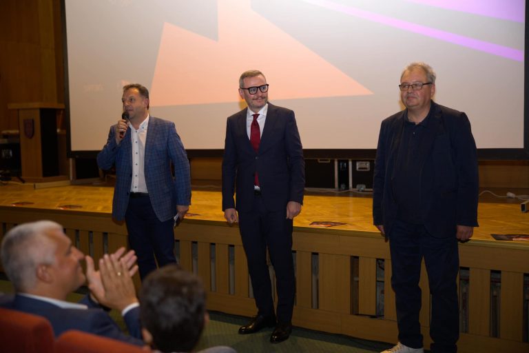 Общество | Филмът „От другата страна“ откри „София филм фест“ във В. Търново