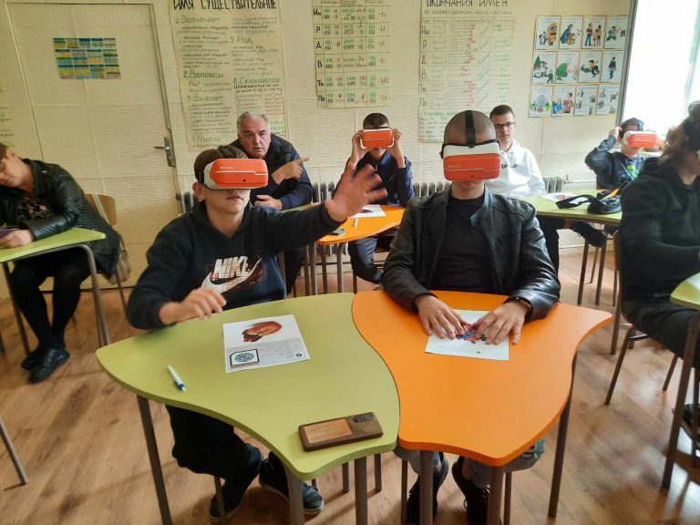 Общество | С VR-очила ученици усетиха ритъма на собственото си сърце