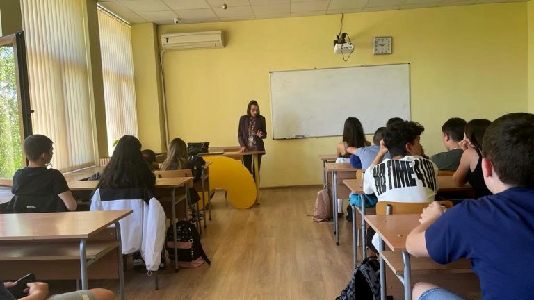 Общество | Родители и бивши възпитаници на ПГСАГ отново влязоха в класните стаи