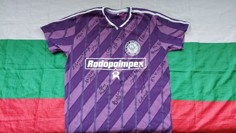 Търг в подкрепа на малкия Ивко! Две уникални фланелки от юбилейния мач с автографи от звездите на ЕТЪР и България!