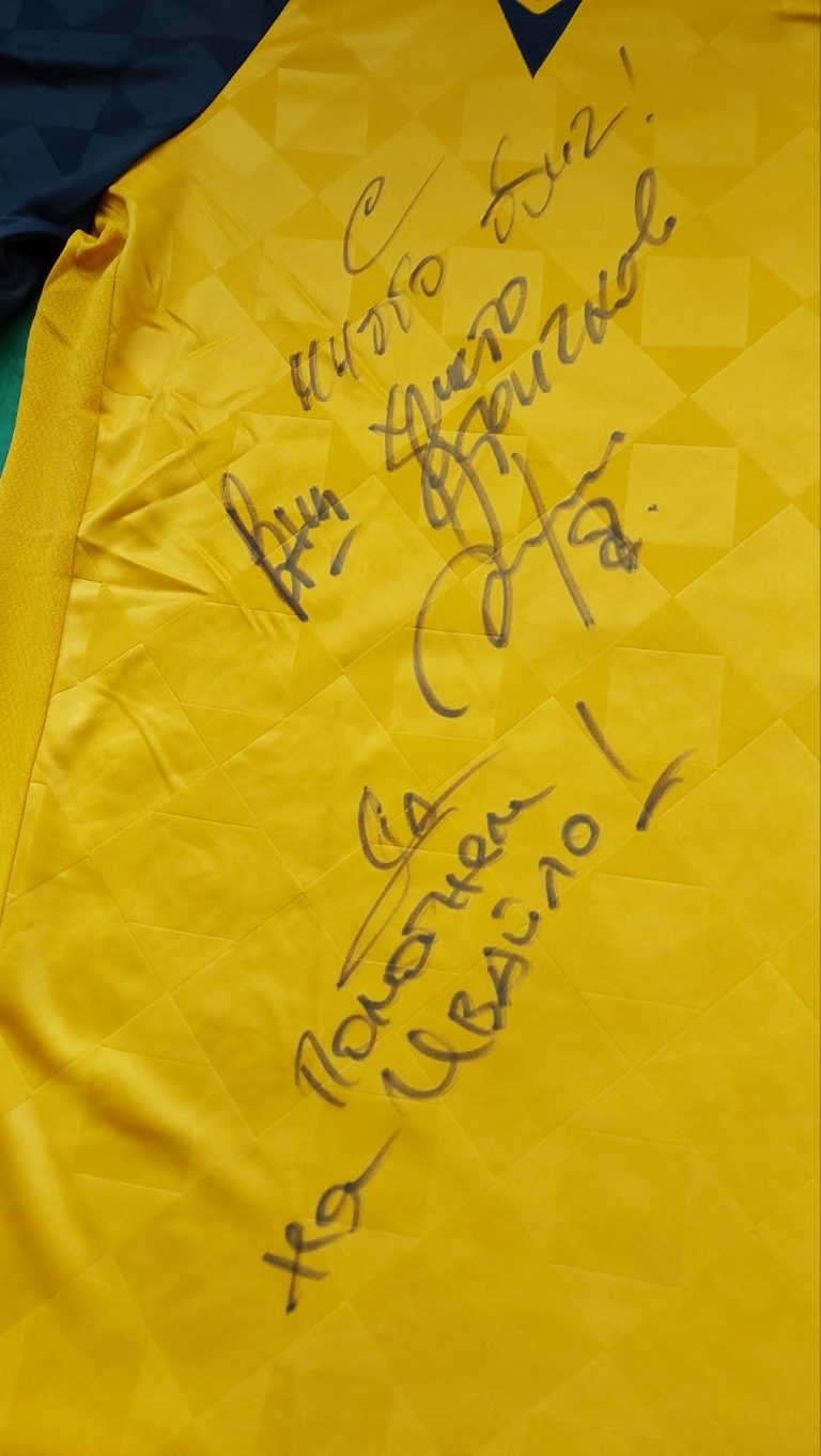 Търг в подкрепа на малкия Ивко! Две уникални фланелки от юбилейния мач с автографи от звездите на ЕТЪР и България!