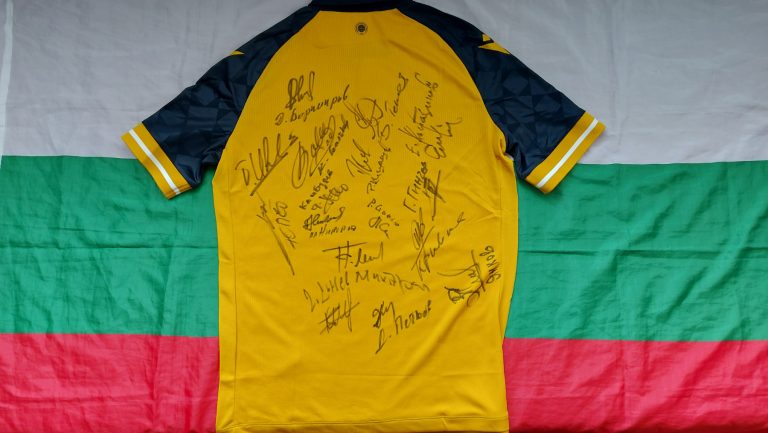 Търг в подкрепа на малкия Ивко! Две уникални фланелки от юбилейния мач с автографи от звездите на ЕТЪР и България!