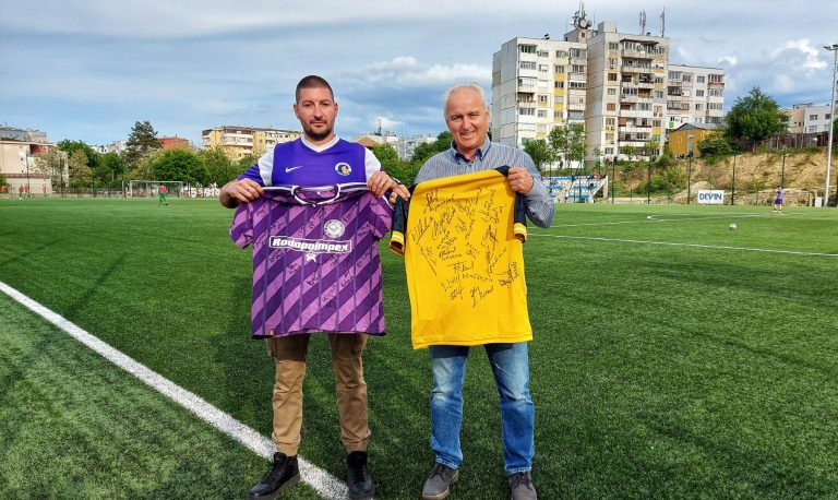 Търг в подкрепа на малкия Ивко! Две уникални фланелки от юбилейния мач с автографи от звездите на ЕТЪР и България!