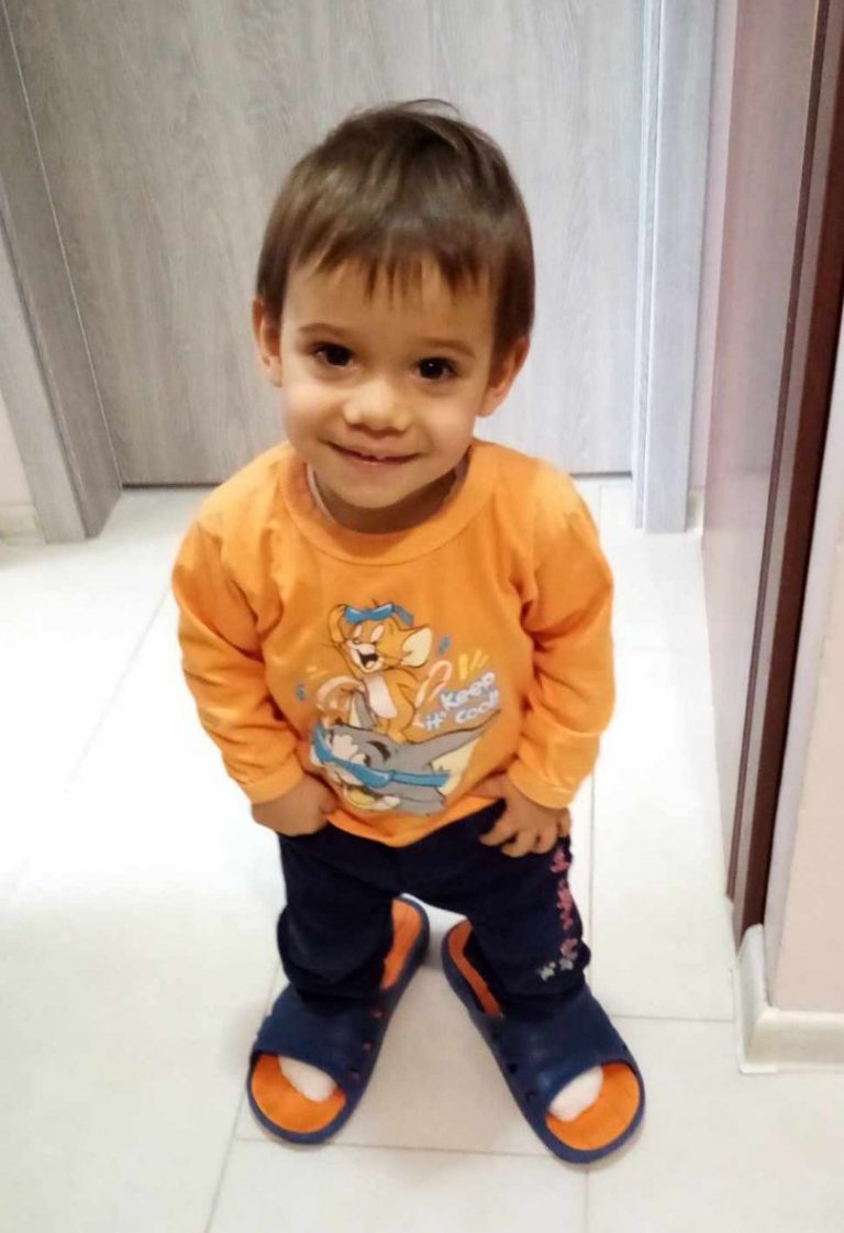 Търг в подкрепа на малкия Ивко! Две уникални фланелки от юбилейния мач с автографи от звездите на ЕТЪР и България!