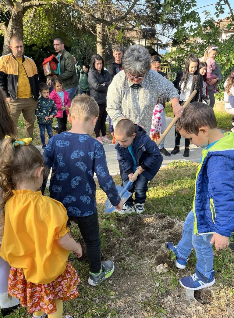 Световния ден на Земята отбелязаха малчуганите в лясковската детска градина „Славейче“