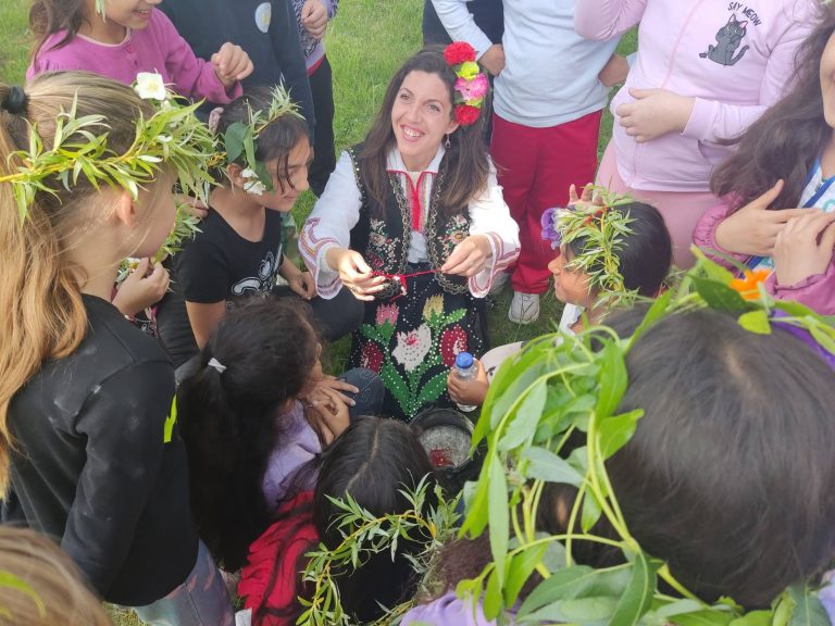 Общество | Ученици участваха във „Възрожденска обредна работилница“ в Павликени
