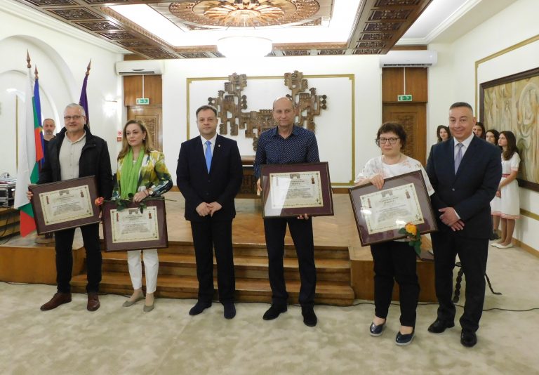 Калина Досева е носител на Наградата „24 май“, четирима учители – със Старопрестолни грамоти