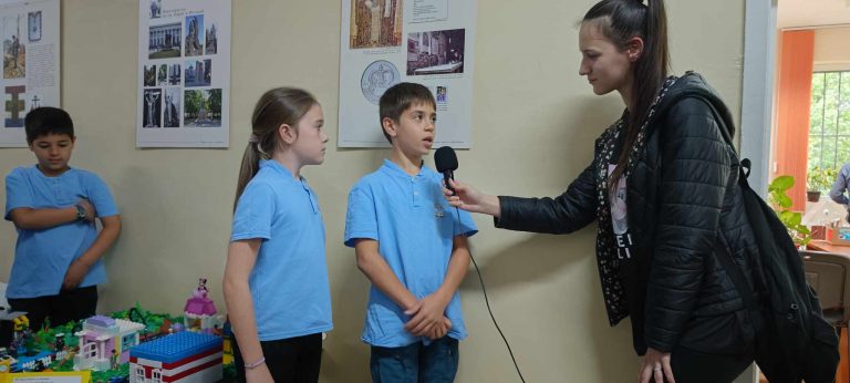 Общество | Наградиха ученици за  създаден от тях подкаст