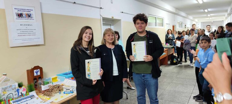 Наградиха ученици за  създаден от тях подкаст