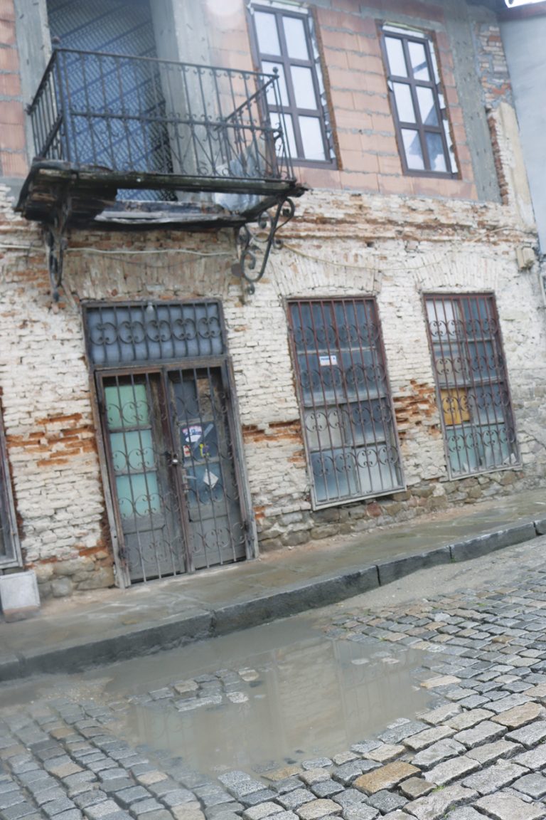 Общество | Огромна дупка троши  коли в Асенова махала