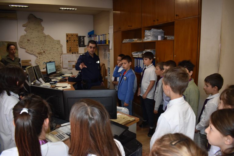 Общество | Второкласници гостуваха в полицията