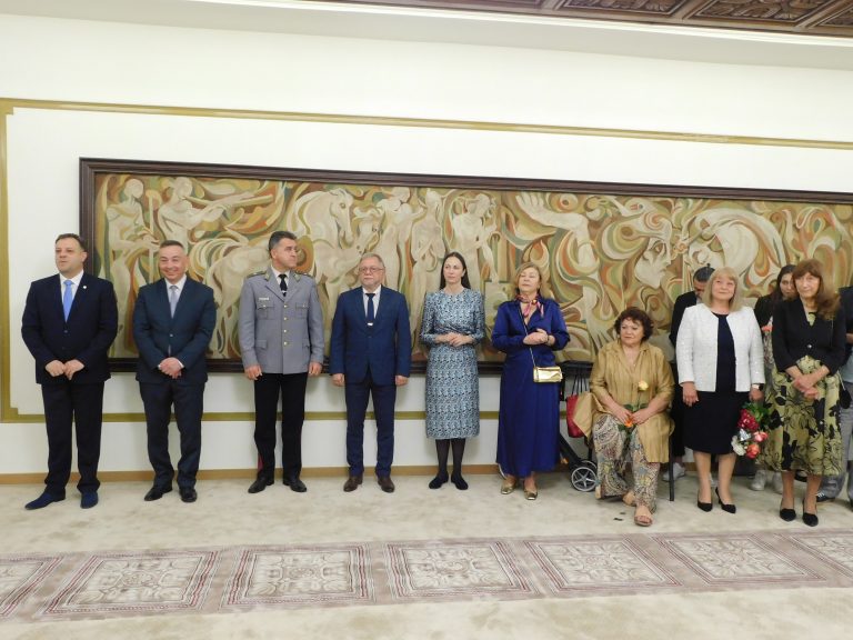 Калина Досева е носител на Наградата „24 май“, четирима учители – със Старопрестолни грамоти