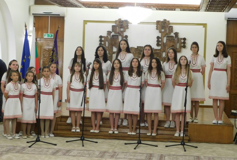 Калина Досева е носител на Наградата „24 май“, четирима учители – със Старопрестолни грамоти