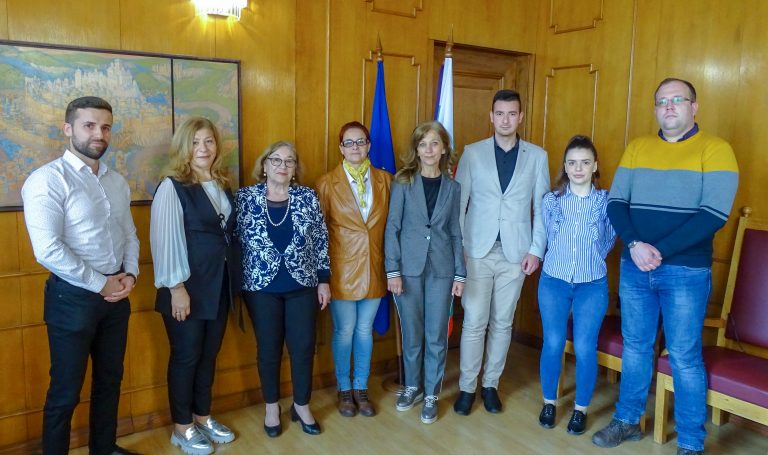 Общество | С успех приключи благотворителната кампания „С цвете в ръка“  в подкрепа на раждаемостта