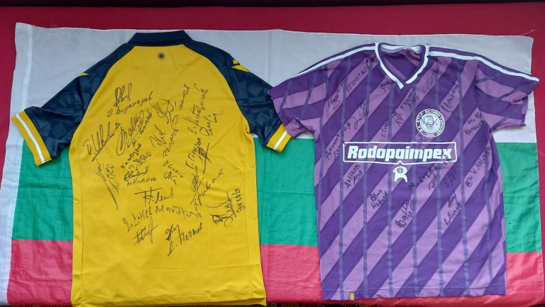 Горещи новини | За 2100 лв. бяха продадени двете юбилейни фланелки в помощ на Ивко