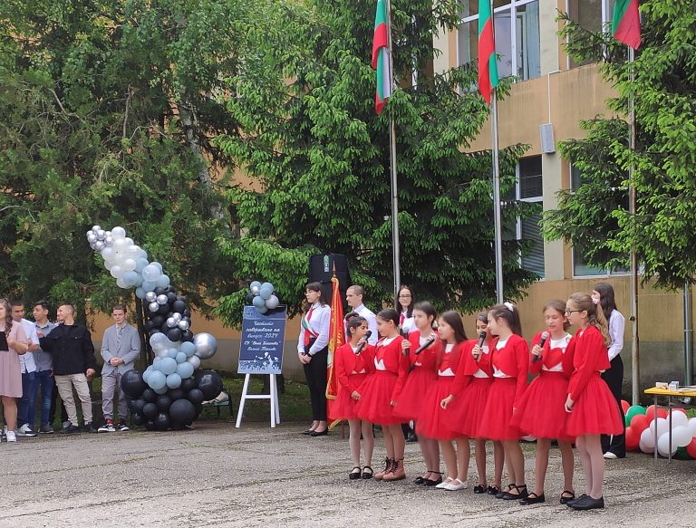 С вълнуващо тържество СУ „Вела Благоева“ изпрати зрелостниците си