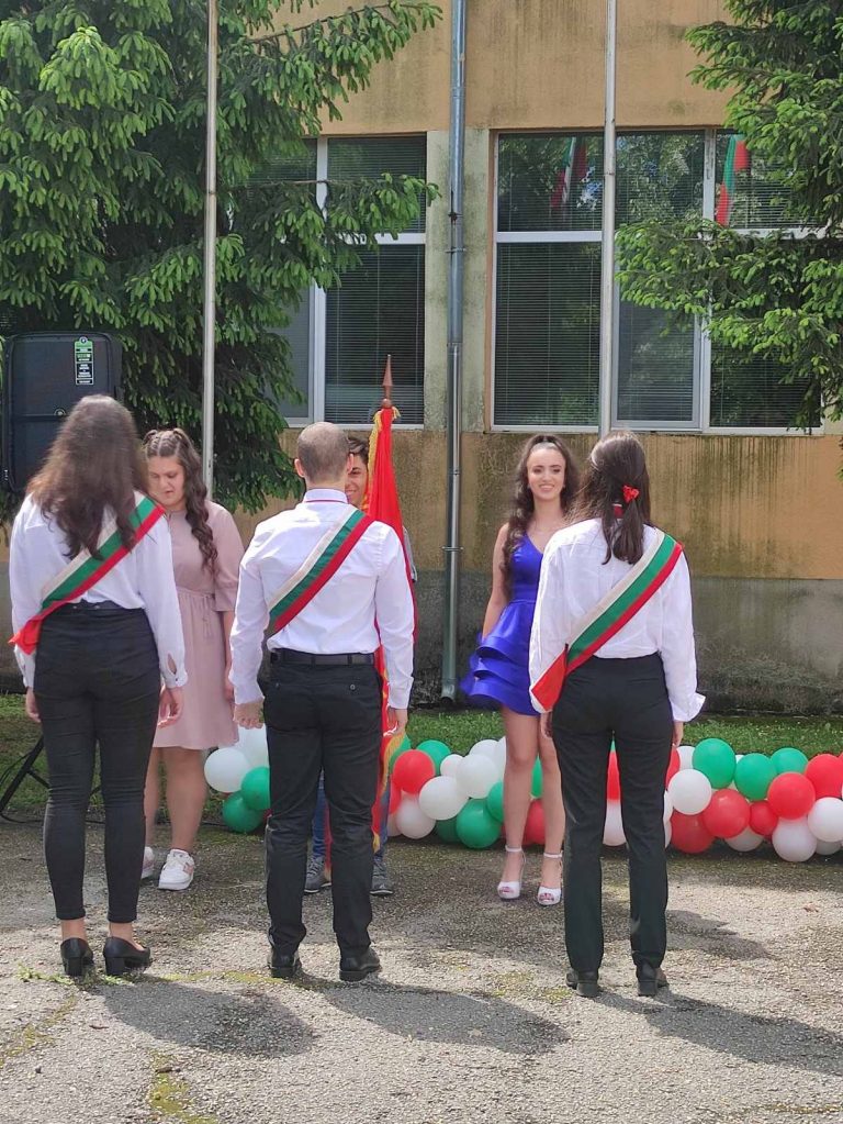 С вълнуващо тържество СУ „Вела Благоева“ изпрати зрелостниците си