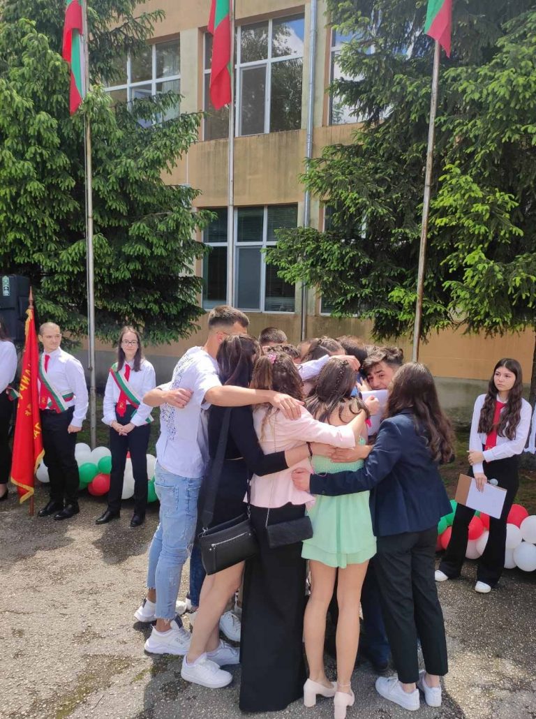 С вълнуващо тържество СУ „Вела Благоева“ изпрати зрелостниците си