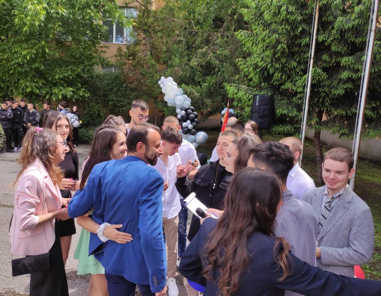 С вълнуващо тържество СУ „Вела Благоева“ изпрати зрелостниците си